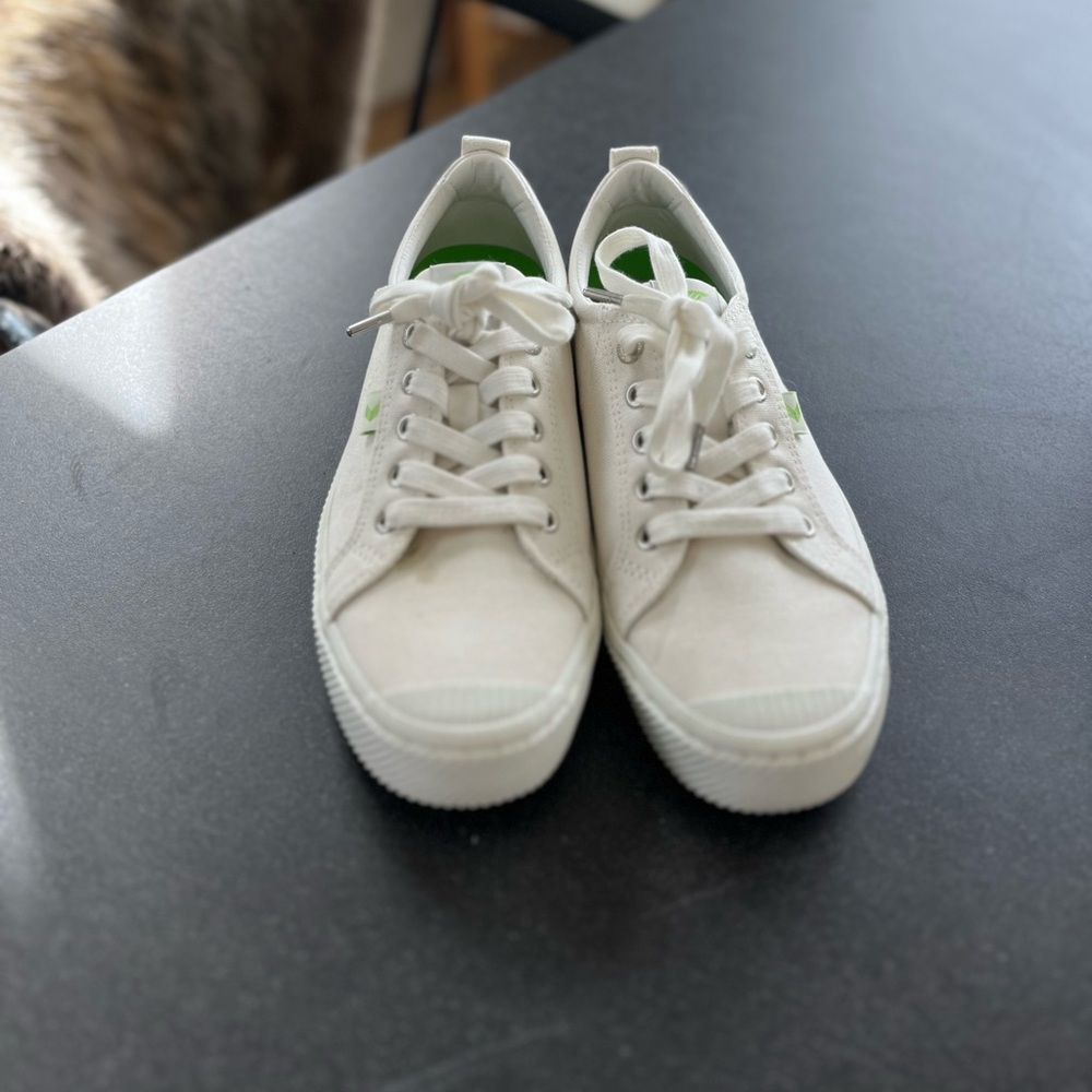 Cariuma White and Green Women's Sneakers